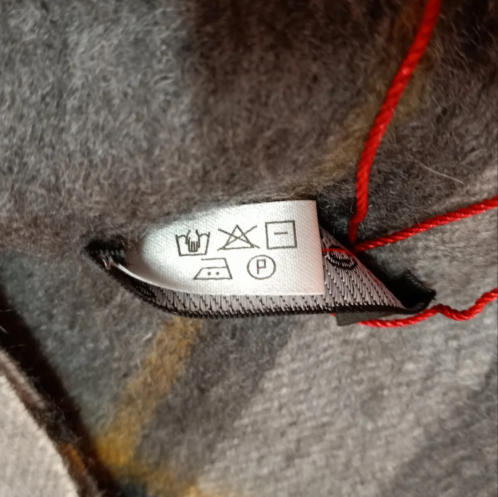 NEW Pure Cashmere Wool Gray Plaid Scarf/Muffler w/ Fringed Edges